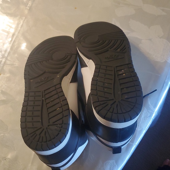 Men\'s Black and White Sneakers